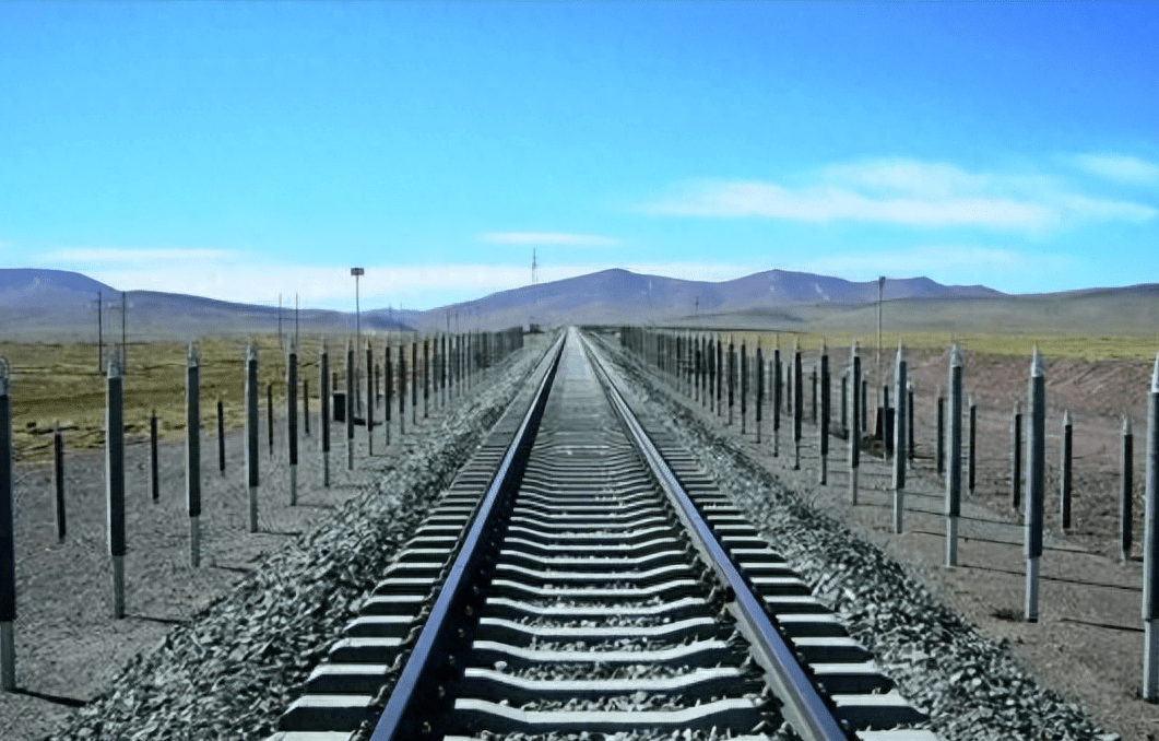 Xây xong đường sắt cao nhất thế giới, Trung Quốc chôn 15.000 cây sắt 2 bên, ở trong chứa thứ cực độc đáo- Ảnh 2.