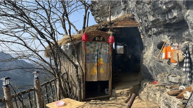 Trung Quốc: Thanh niên 21 tuổi ‘nghỉ hưu’, về dựng lều sống cheo leo trên núi- Ảnh 1.