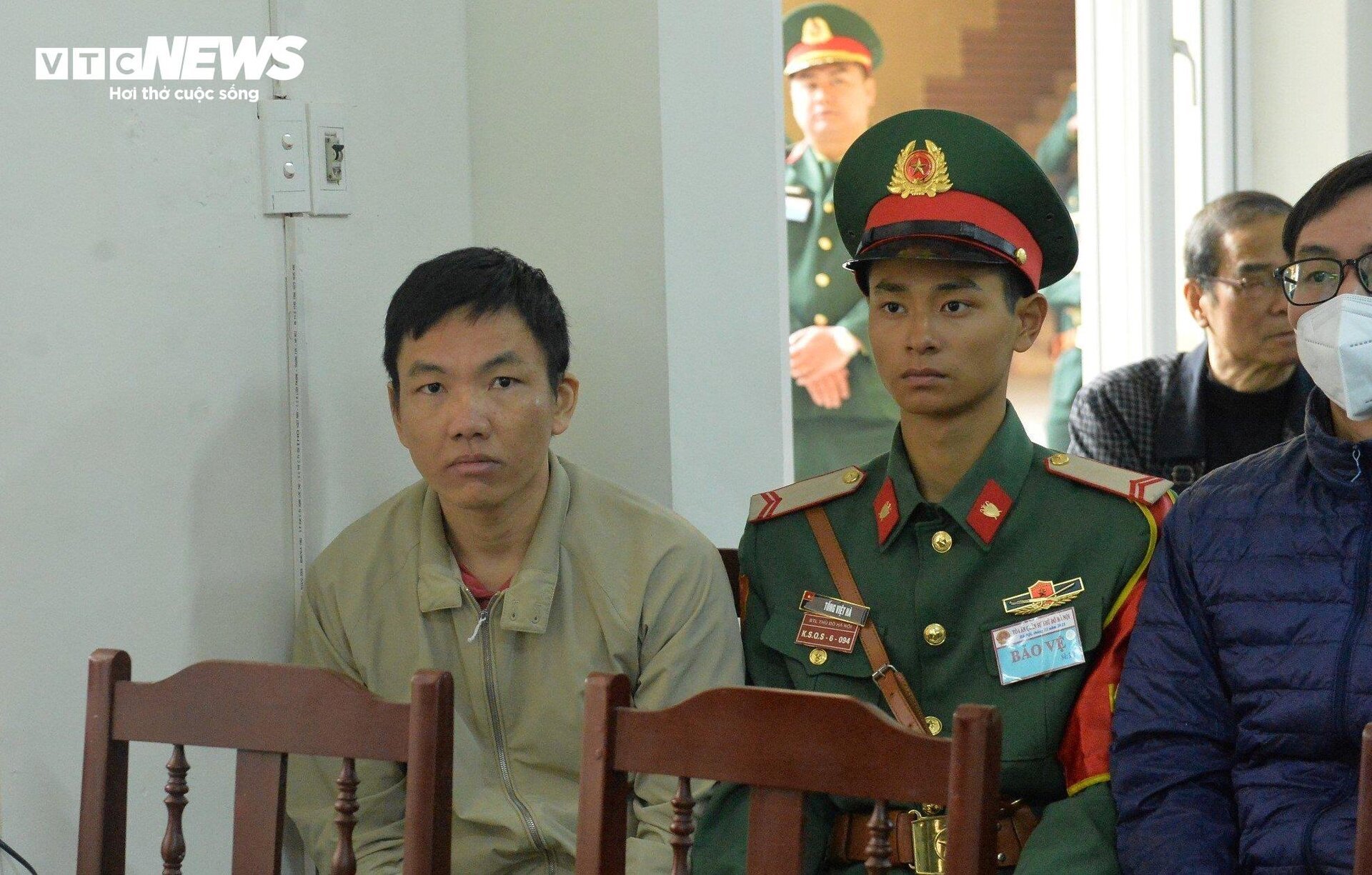 Chủ tịch Việt Á cùng nhóm cựu sĩ quan Học viện Quân y được dẫn giải tới toà- Ảnh 4.