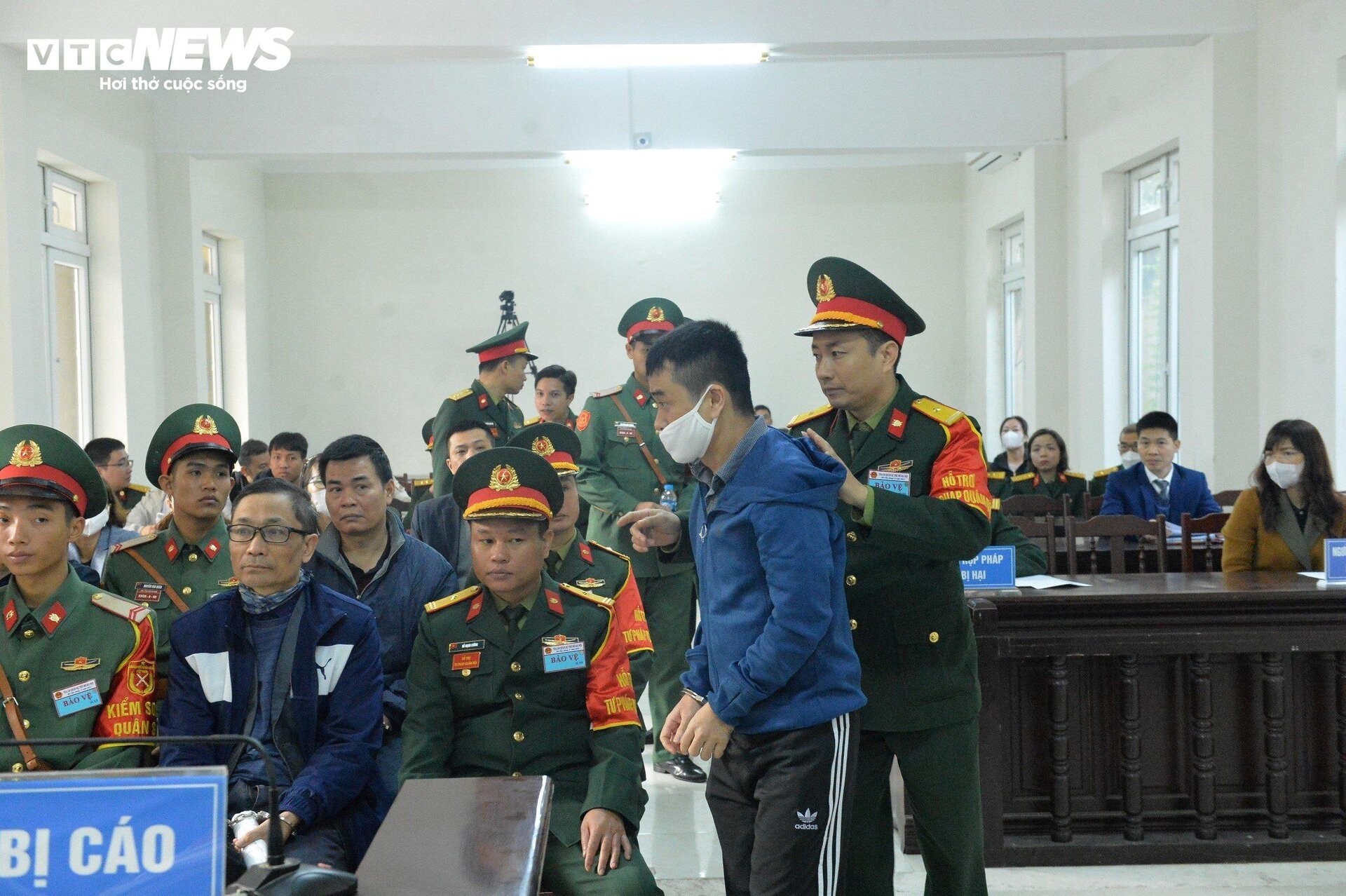 Chủ tịch Việt Á cùng nhóm cựu sĩ quan Học viện Quân y được dẫn giải tới toà- Ảnh 1.