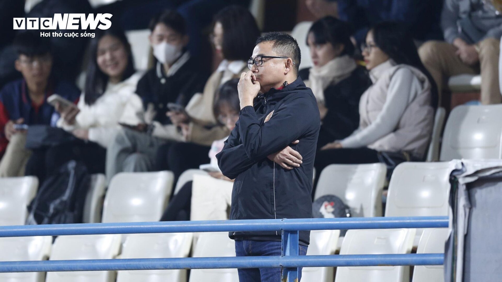 Ông Park Hang Seo ngồi cùng dàn trợ lý HLV Troussier, bỏ lỡ siêu phẩm Quang Hải- Ảnh 13.