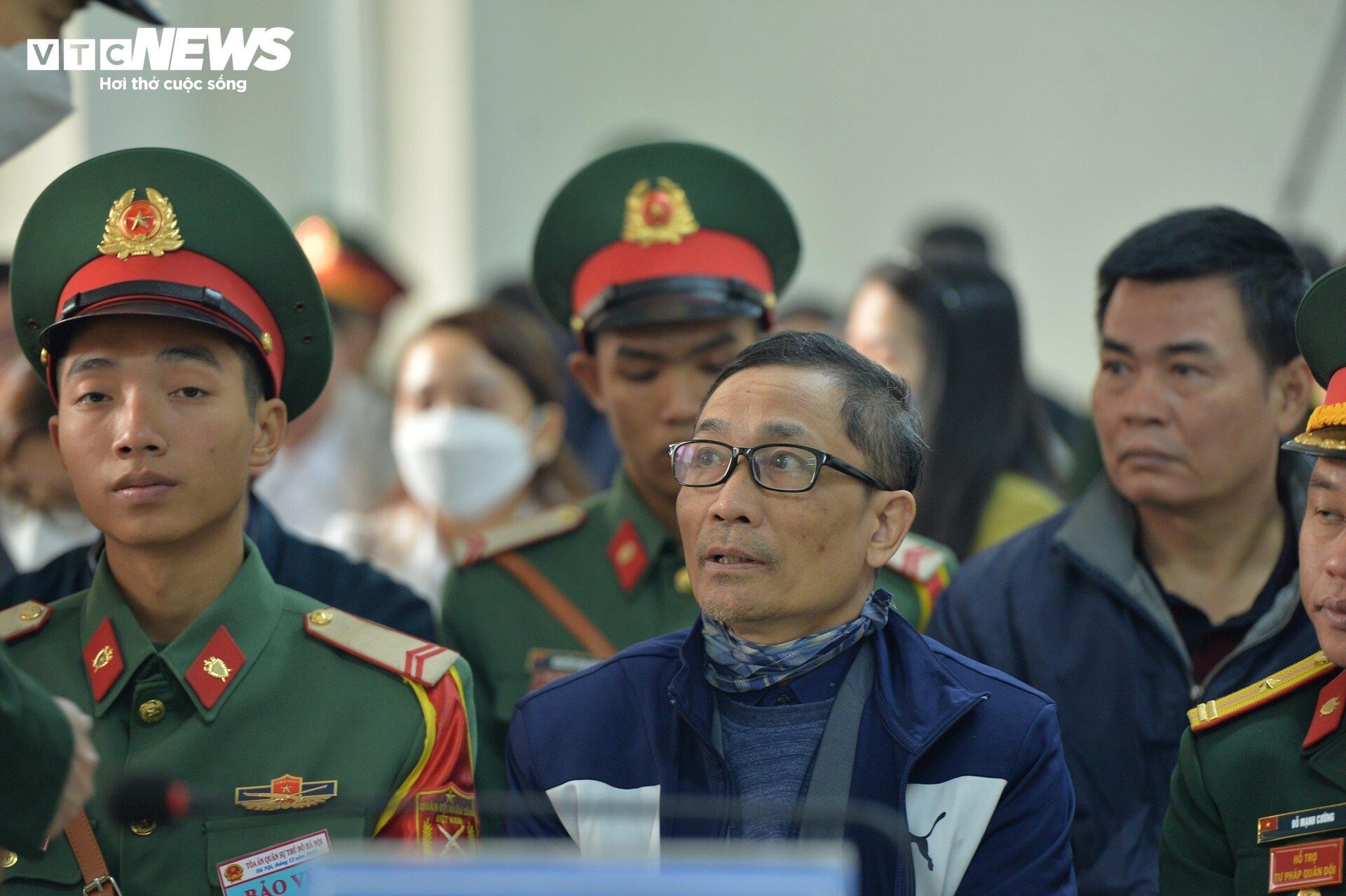 Chủ tịch Việt Á cùng nhóm cựu sĩ quan Học viện Quân y được dẫn giải tới toà- Ảnh 5.