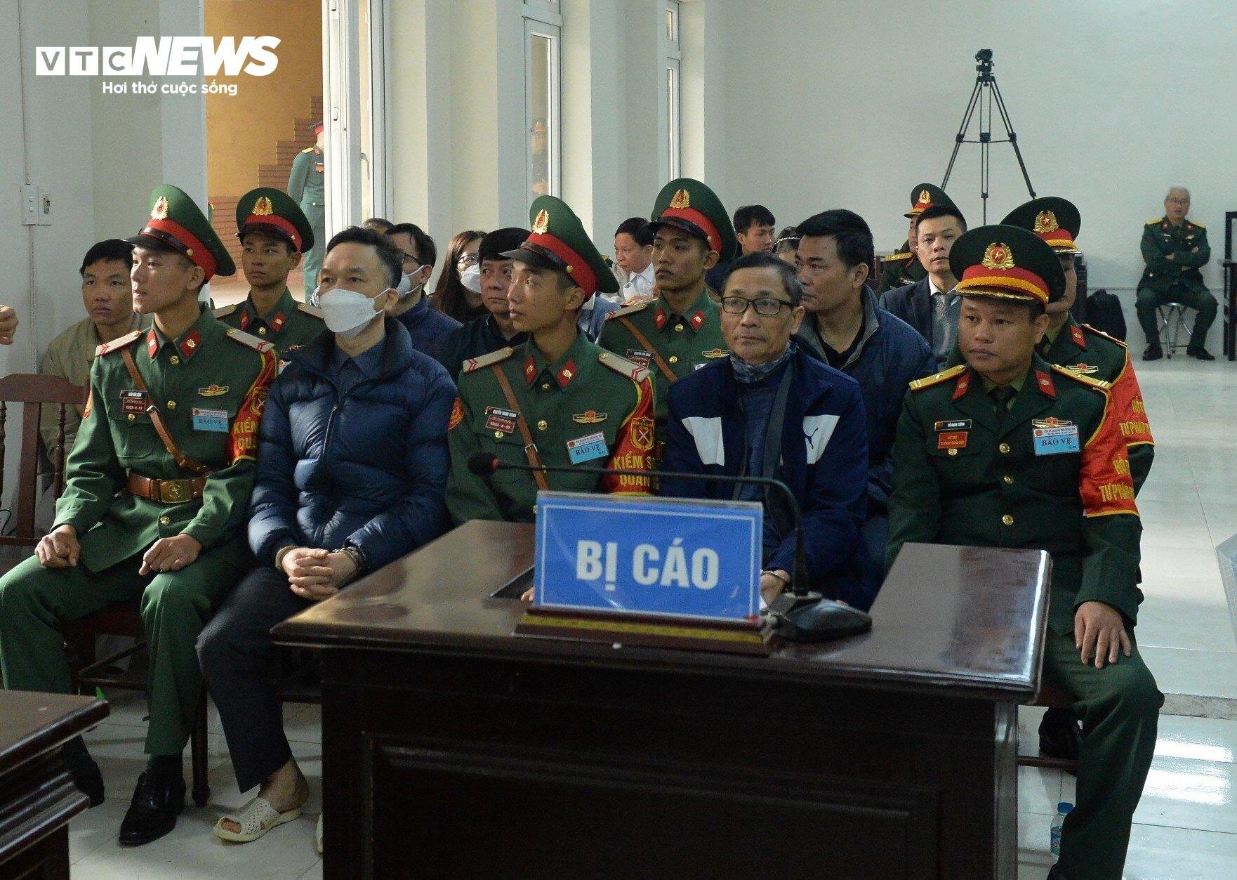 Chủ tịch Việt Á cùng nhóm cựu sĩ quan Học viện Quân y được dẫn giải tới toà- Ảnh 6.