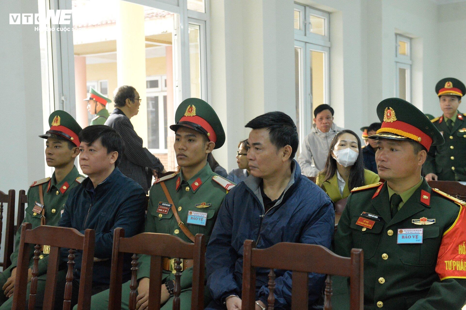 Chủ tịch Việt Á cùng nhóm cựu sĩ quan Học viện Quân y được dẫn giải tới toà- Ảnh 7.