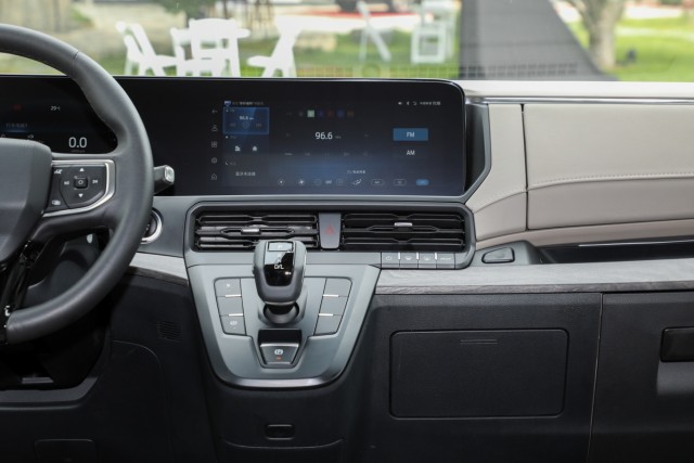 Ford Transit mới sắp bán tại VN: Đèn pha giống Ranger, có hai màn hình 12,3 inch và ADAS không khác xe con- Ảnh 4.