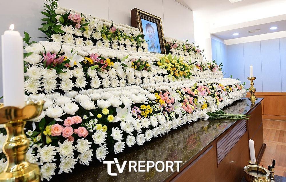 Lễ tang Lee Sun Kyun ngập nước mắt, nhiều nghệ sĩ đứng không vững- Ảnh 3.