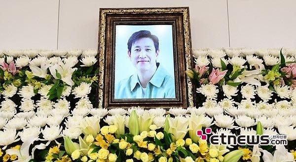 Lễ tang Lee Sun Kyun ngập nước mắt, nhiều nghệ sĩ đứng không vững- Ảnh 1.
