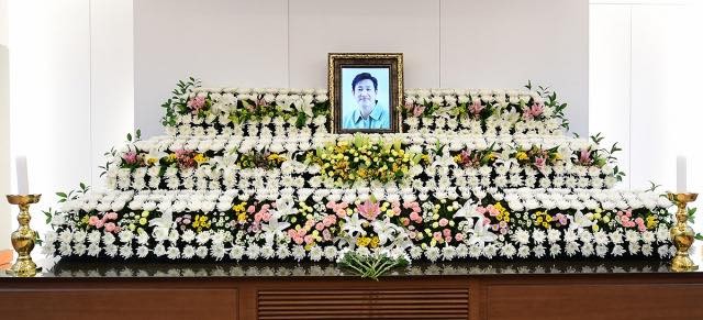 Lễ tang Lee Sun Kyun ngập nước mắt, nhiều nghệ sĩ đứng không vững- Ảnh 2.