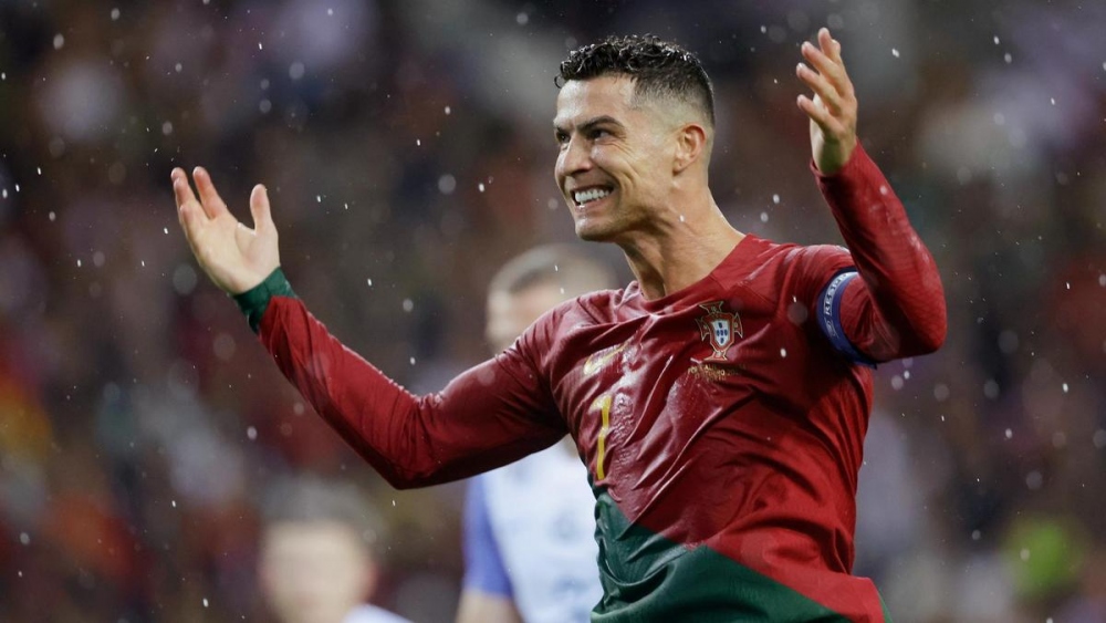 Ronaldo là cầu thủ phá nhiều kỷ lục thế giới nhất trong năm 2023, vượt trội Messi- Ảnh 1.