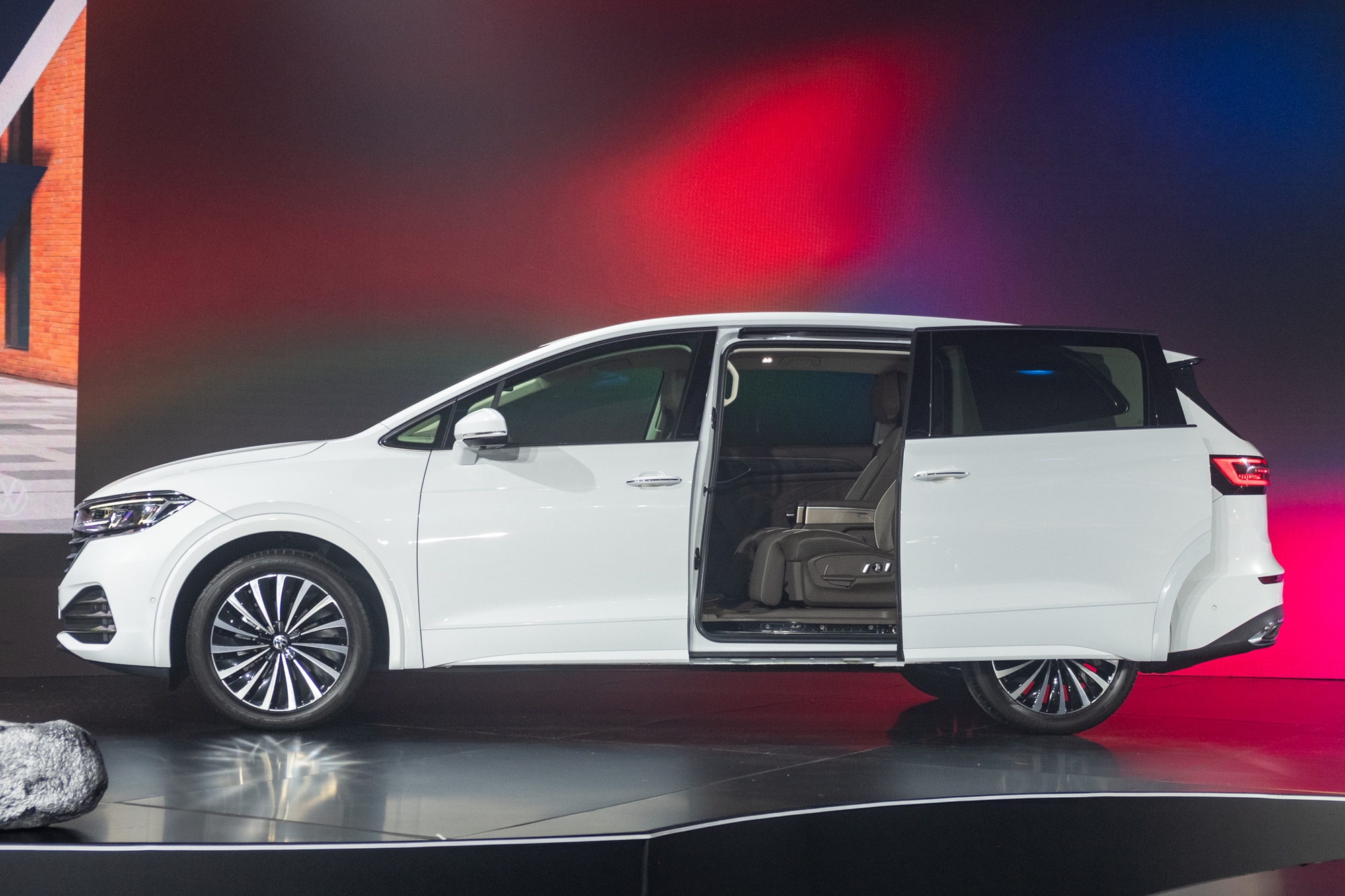 VW Viloran ra mắt Việt Nam: Giá từ gần 2 tỷ, nhiều trang bị tiện nghi vượt trội Carnival- Ảnh 8.