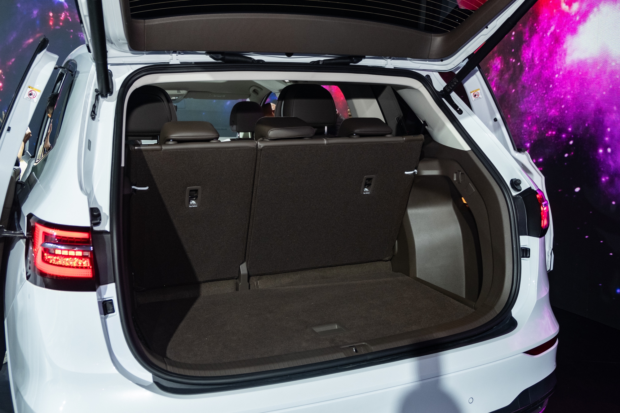 Ảnh thực tế VW Viloran Luxury vừa ra mắt VN: Đắt hơn bản thấp gần 200 triệu nhưng hàng ghế sau chuẩn thương gia- Ảnh 9.