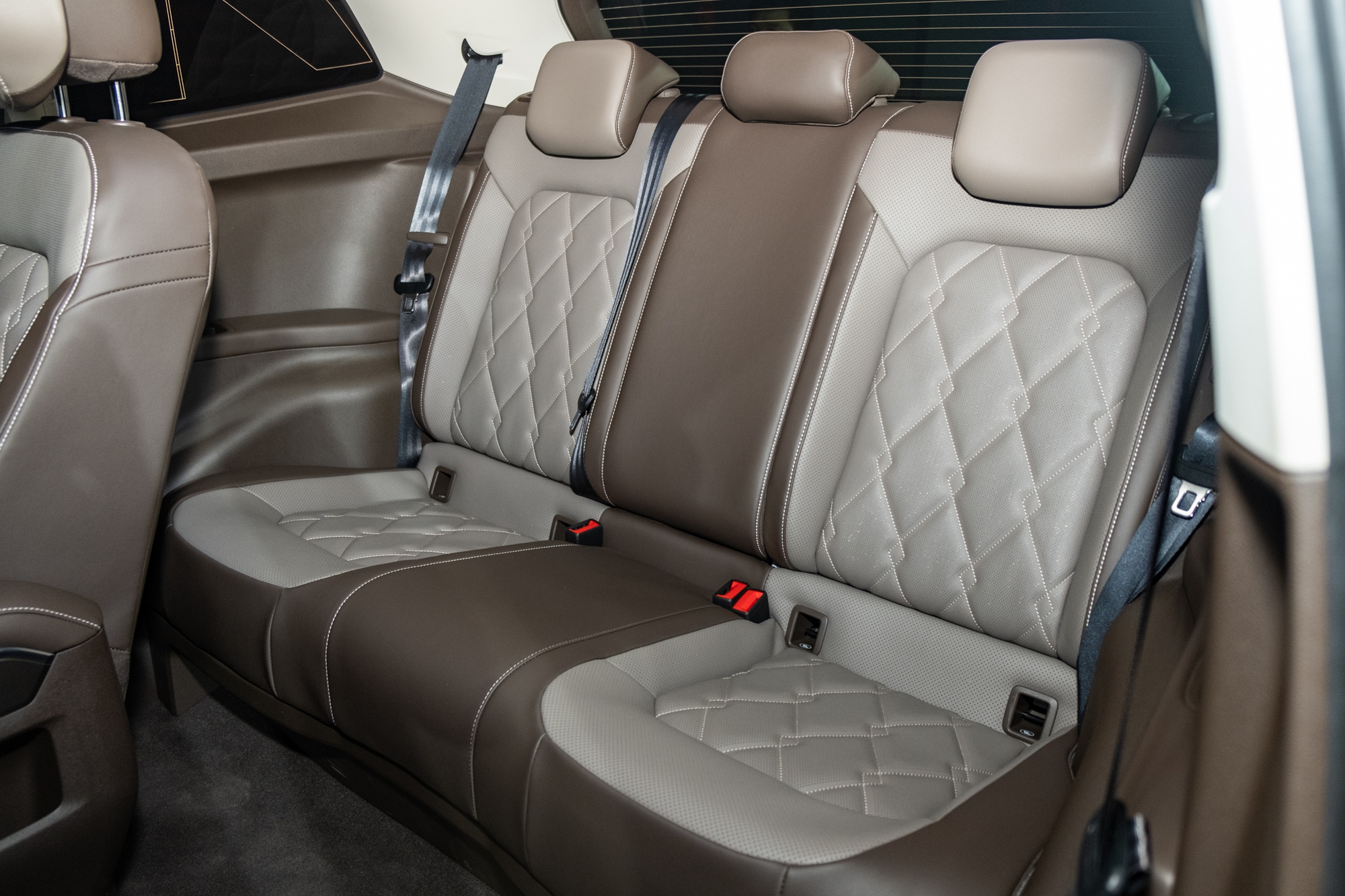 Ảnh thực tế VW Viloran Luxury vừa ra mắt VN: Đắt hơn bản thấp gần 200 triệu nhưng hàng ghế sau chuẩn thương gia- Ảnh 8.