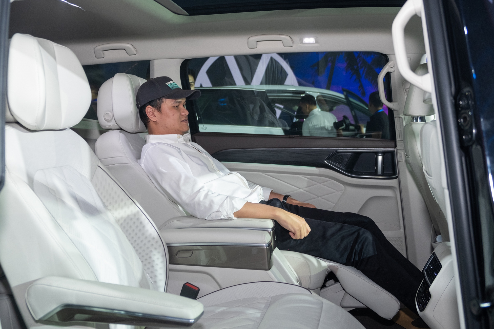 Ảnh thực tế VW Viloran Luxury vừa ra mắt VN: Đắt hơn bản thấp gần 200 triệu nhưng hàng ghế sau chuẩn thương gia- Ảnh 11.