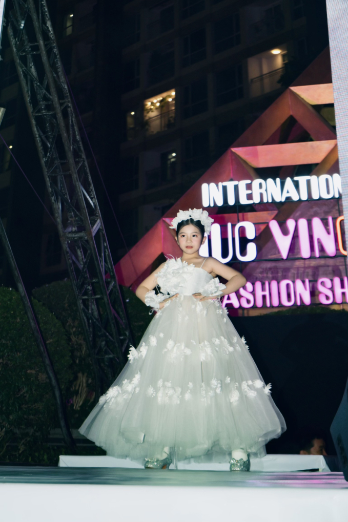 Mẫu nhí Linh Anh - học trò nhí siêu mẫu Đình Quyền làm "vedette" tại International Fashion Show- Ảnh 2.