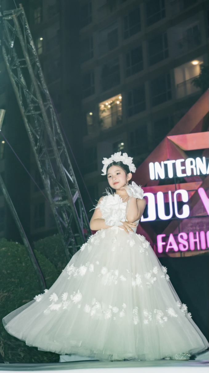 Mẫu nhí Linh Anh - học trò nhí siêu mẫu Đình Quyền làm "vedette" tại International Fashion Show- Ảnh 3.