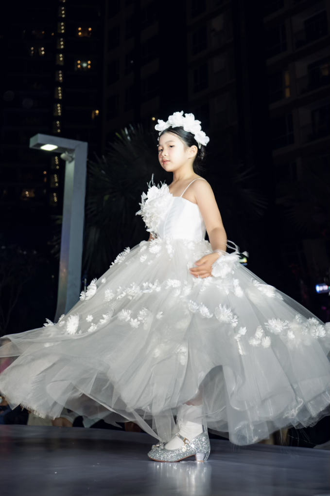 Mẫu nhí Linh Anh - học trò nhí siêu mẫu Đình Quyền làm "vedette" tại International Fashion Show- Ảnh 5.