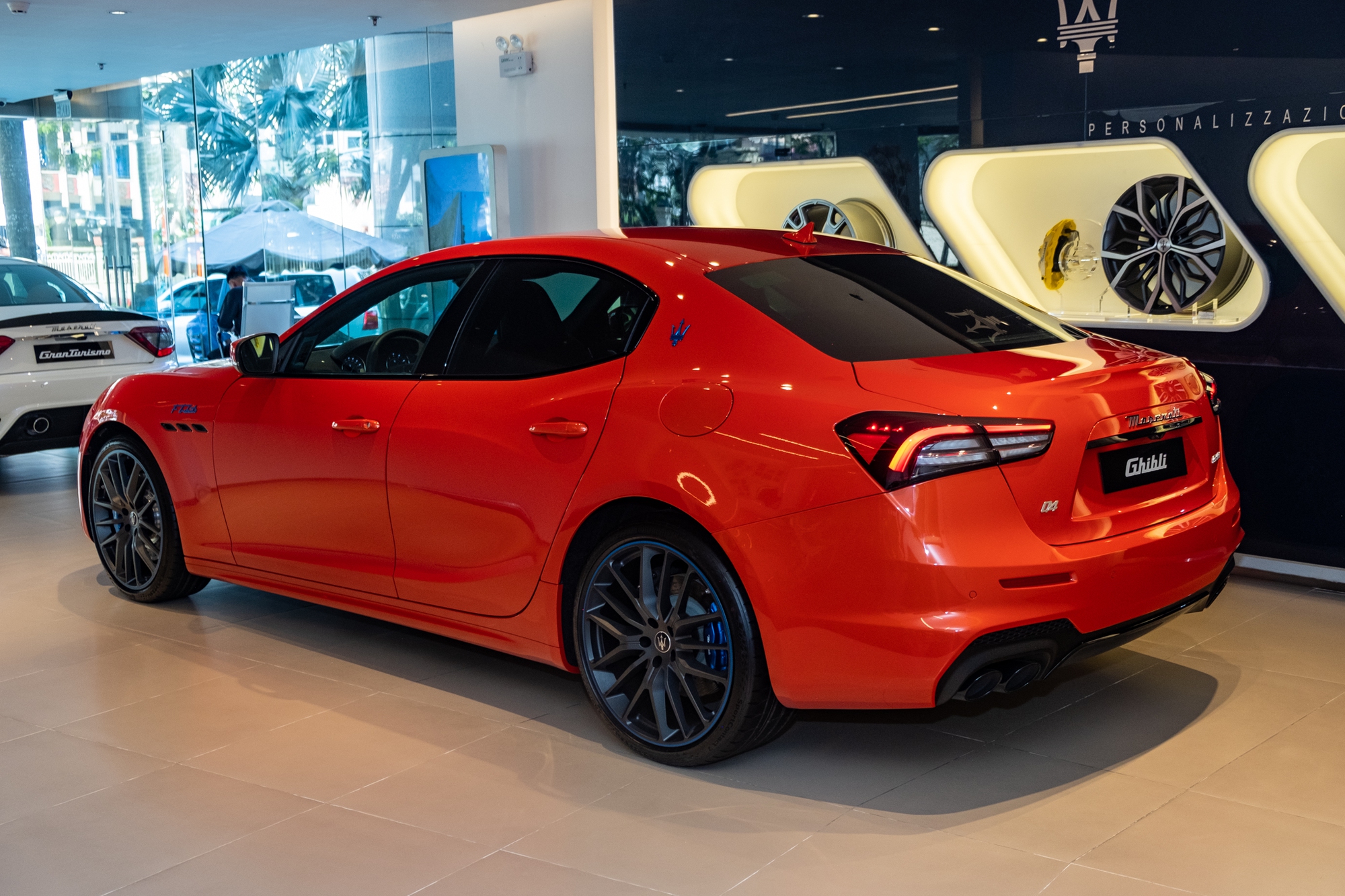 Maserati Ghibli F Tributo độc nhất Việt Nam giá hơn 9 tỷ đồng: Màu sơn độc quyền, máy V6 mạnh 430 mã lực- Ảnh 4.