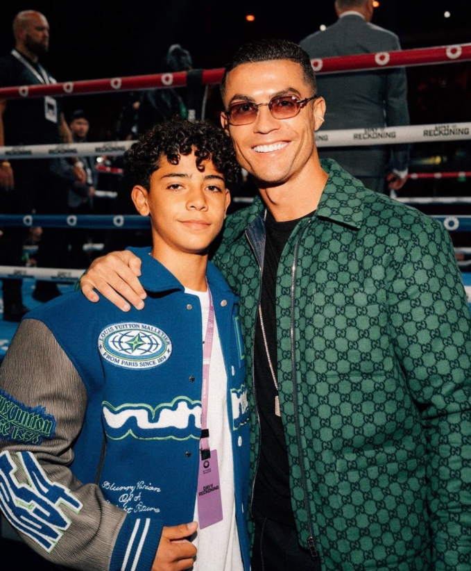 Thấy con trai không thoải mái, Ronaldo có hành động khiến dân tình tấm tắc khen: "Ông bố tuyệt nhất hành tinh"- Ảnh 4.