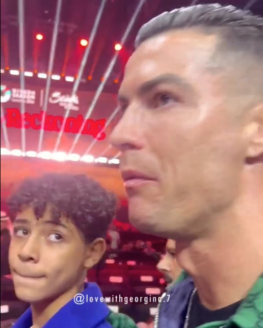 Thấy con trai không thoải mái, Ronaldo có hành động khiến dân tình tấm tắc khen: "Ông bố tuyệt nhất hành tinh"- Ảnh 1.