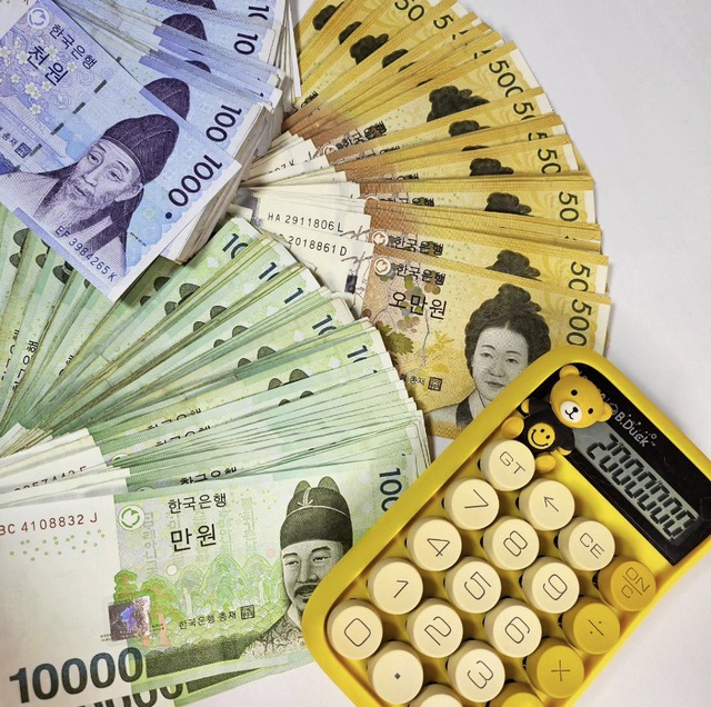 Giữa bối cảnh lạm phát đáng sợ, giới trẻ Hàn Quốc nghĩ ra cách tiết kiệm tiền ngược đời, thế mà rất hiệu quả- Ảnh 1.