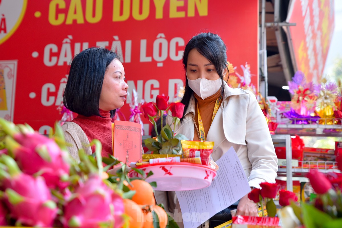 Cuối năm, giới trẻ đua nhau đi chùa cầu duyên 'thoát ế'- Ảnh 4.