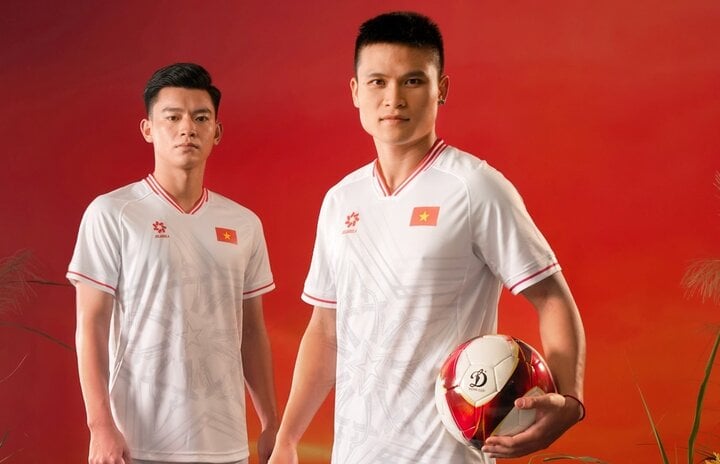 Cận cảnh mẫu áo mới của tuyển Việt Nam tại Asian Cup 2023- Ảnh 1.