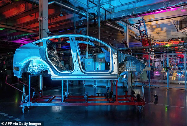 Robot tấn công tàn bạo kỹ sư tại nhà máy Tesla, viễn cảnh đáng sợ nhất của tương lai đã xảy ra?- Ảnh 2.
