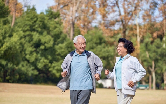 Mối quan hệ bất ngờ giữa đi bộ đường dài và tuổi thọ, người sau tuổi 65 đừng đi bộ quá sức- Ảnh 1.