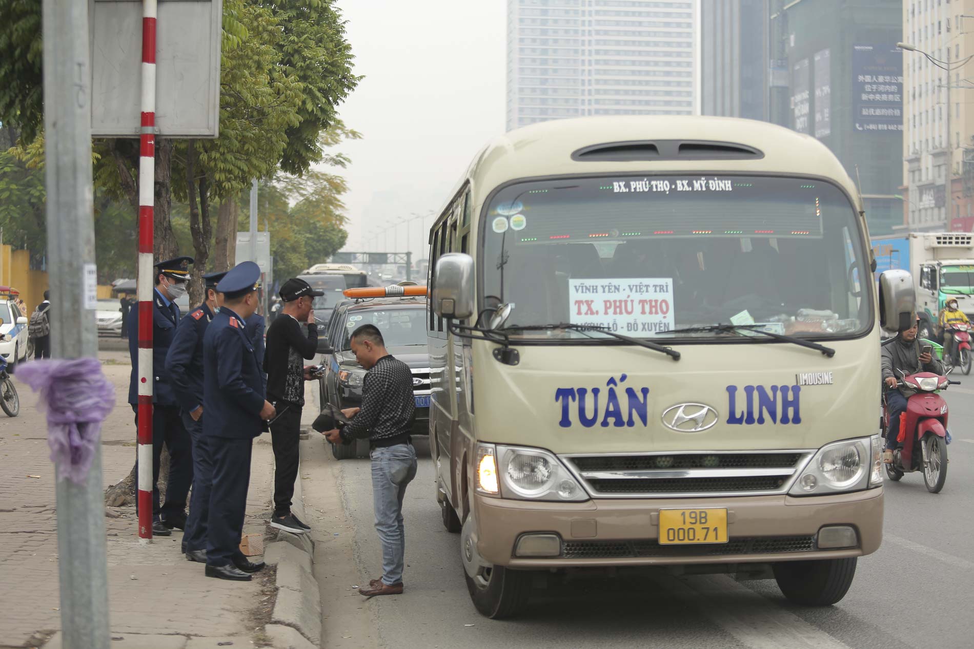 Hà Nội: Người dân lỉnh kỉnh hành lý rời Thủ đô về quê ăn Tết- Ảnh 15.