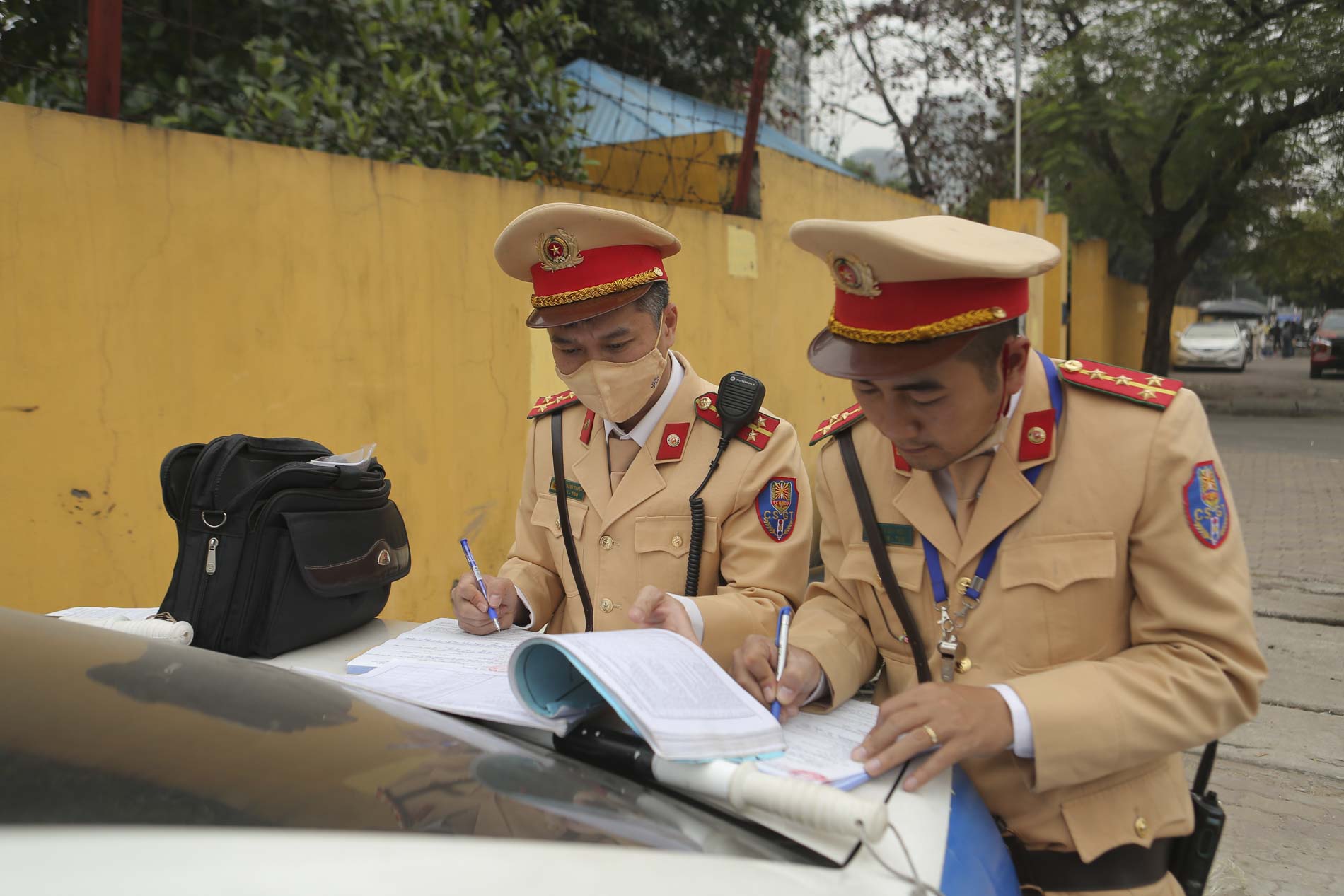 Hà Nội: Người dân lỉnh kỉnh hành lý rời Thủ đô về quê ăn Tết- Ảnh 17.