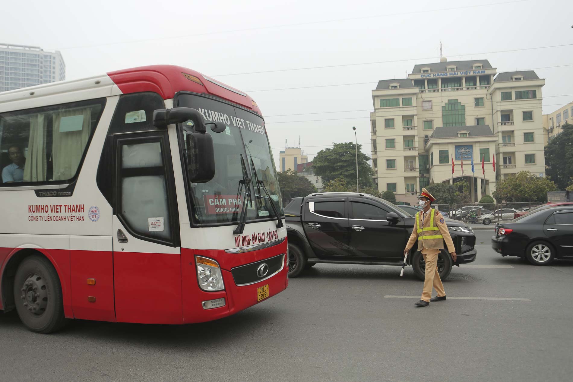 Hà Nội: Người dân lỉnh kỉnh hành lý rời Thủ đô về quê ăn Tết- Ảnh 14.