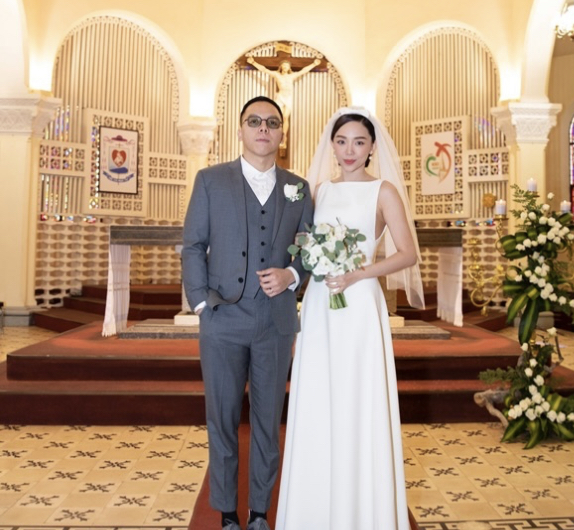 Sau 3 năm giấu kín, Tóc Tiên hé lộ ảnh xịn đám cưới trong nhà thờ tại Đà Lạt: Nhan sắc cô dâu "đỉnh chóp"!- Ảnh 1.