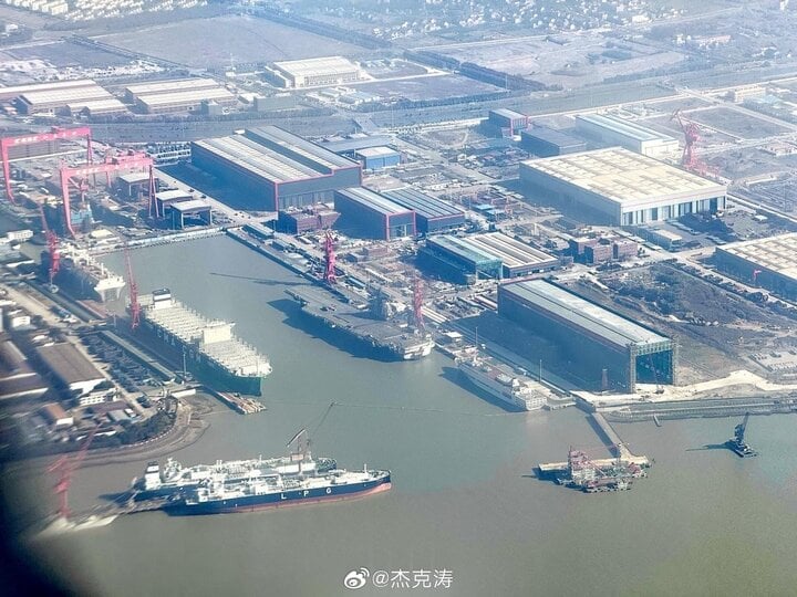 Bị lộ hình ảnh mật tàu sân bay Phúc Kiến, Trung Quốc cảnh báo mạnh mẽ- Ảnh 1.