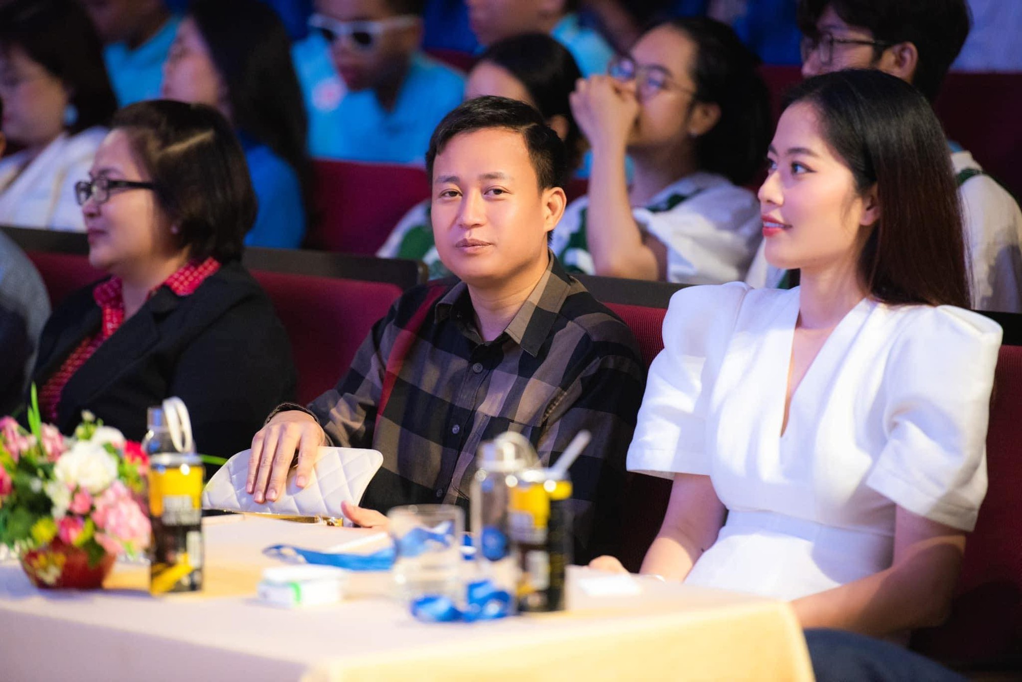 Sao Việt công khai hẹn hò 2023: Nữ ca sĩ nổi tiếng yêu đạo diễn hơn 11 tuổi, 1 đôi "chốt" luôn đám cưới!- Ảnh 5.