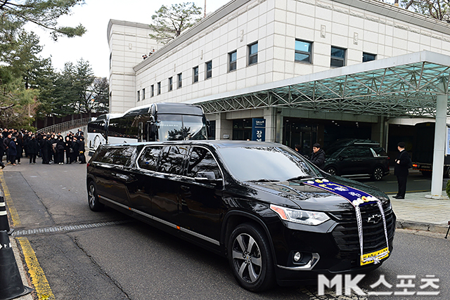 Lễ tiễn đưa Lee Sun Kyun: Con trai bê di ảnh, đạo diễn Ký Sinh Trùng khiêng quan tài, bà xã khóc nghẹn trong phút tiễn biệt- Ảnh 10.