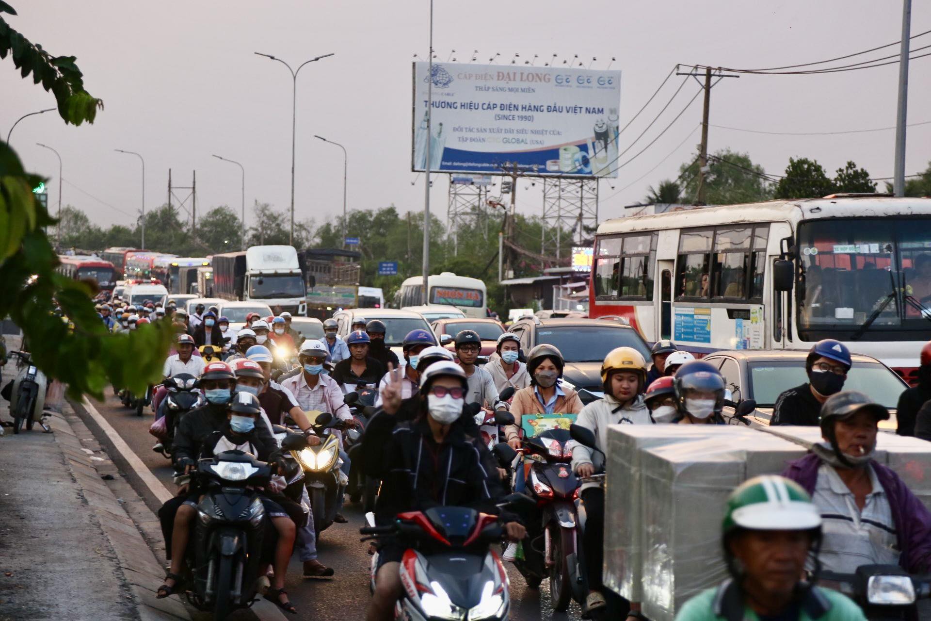 Kết thúc ngày làm việc cuối cùng: Hà Nội tắc mọi nẻo đường, sân bay TPHCM thông thoáng bất ngờ- Ảnh 28.