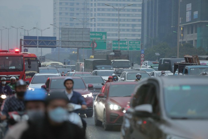 Kết thúc ngày làm việc cuối cùng: Hà Nội tắc mọi nẻo đường, sân bay TPHCM thông thoáng bất ngờ- Ảnh 4.