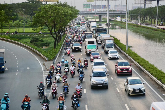 Kết thúc ngày làm việc cuối cùng: Hà Nội tắc mọi nẻo đường, sân bay TPHCM thông thoáng bất ngờ- Ảnh 21.