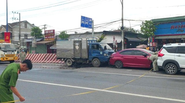 Tai nạn liên hoàn khiến 5 ô tô dính chặt vào nhau, biến dạng- Ảnh 2.