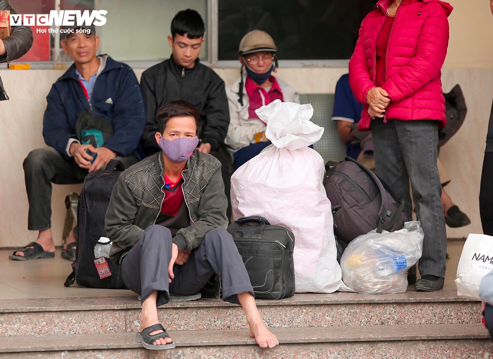 Dân đổ ra bến xe, chờ hơn 6 tiếng về quê nghỉ Tết Dương lịch- Ảnh 7.