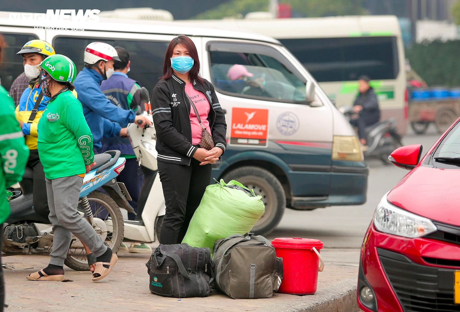 Dân đổ ra bến xe, chờ hơn 6 tiếng về quê nghỉ Tết Dương lịch- Ảnh 14.