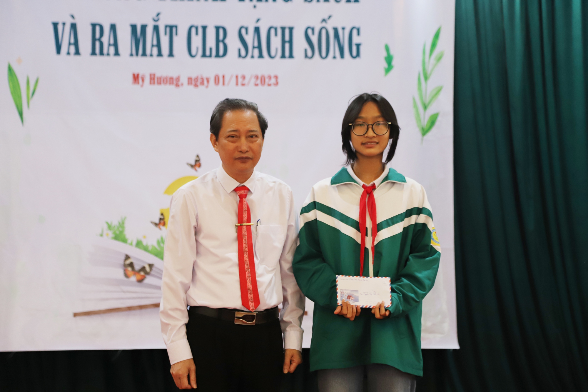 Cô bé ung thư xương: Đã 2 năm nay em chưa được mua sách - Ảnh 5. Cô bé ung thư xương: Đã 2 năm nay em chưa được mua sách - Ảnh 5.