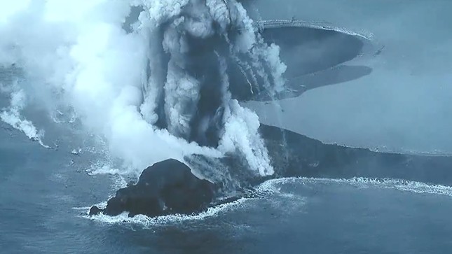 Đảo núi lửa mới của Nhật Bản lại phun trào - Ảnh 1.