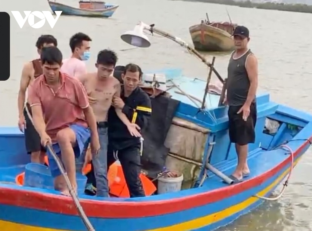 Kịp thời cứu thanh niên nhảy cầu tự tử - Ảnh 1.