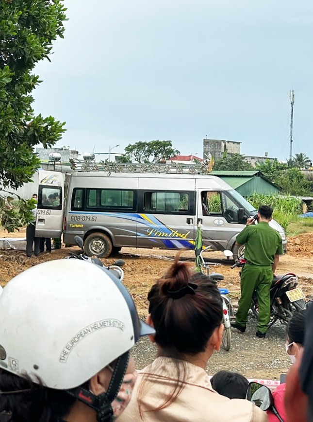 Người đàn ông tử vong trong tư thế treo cổ trên cây keo - Ảnh 2.