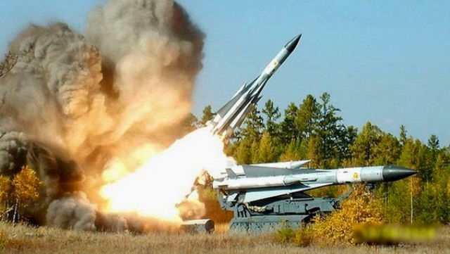 Nga đánh chặn 2 tên lửa S-200 của Ukraine trên Biển Azov - Ảnh 1.