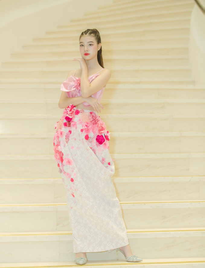 Mẫu nhí Bảo Hân tự tin làm vedette cùng diễn viên Thanh Hương trong show Light up 2023 - Ảnh 1.