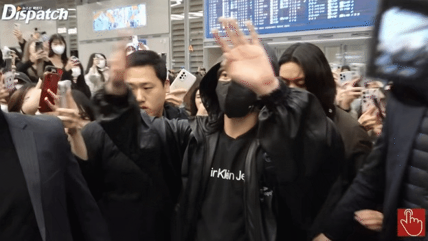 Jungkook (BTS) bị xô đẩy suýt ngã tại sân bay, nhìn cảnh vỡ trận hỗn loạn mà rùng mình! - Ảnh 4.