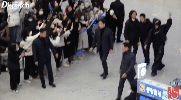 Jungkook (BTS) bị xô đẩy suýt ngã tại sân bay, nhìn cảnh vỡ trận hỗn loạn mà rùng mình! - Ảnh 3.