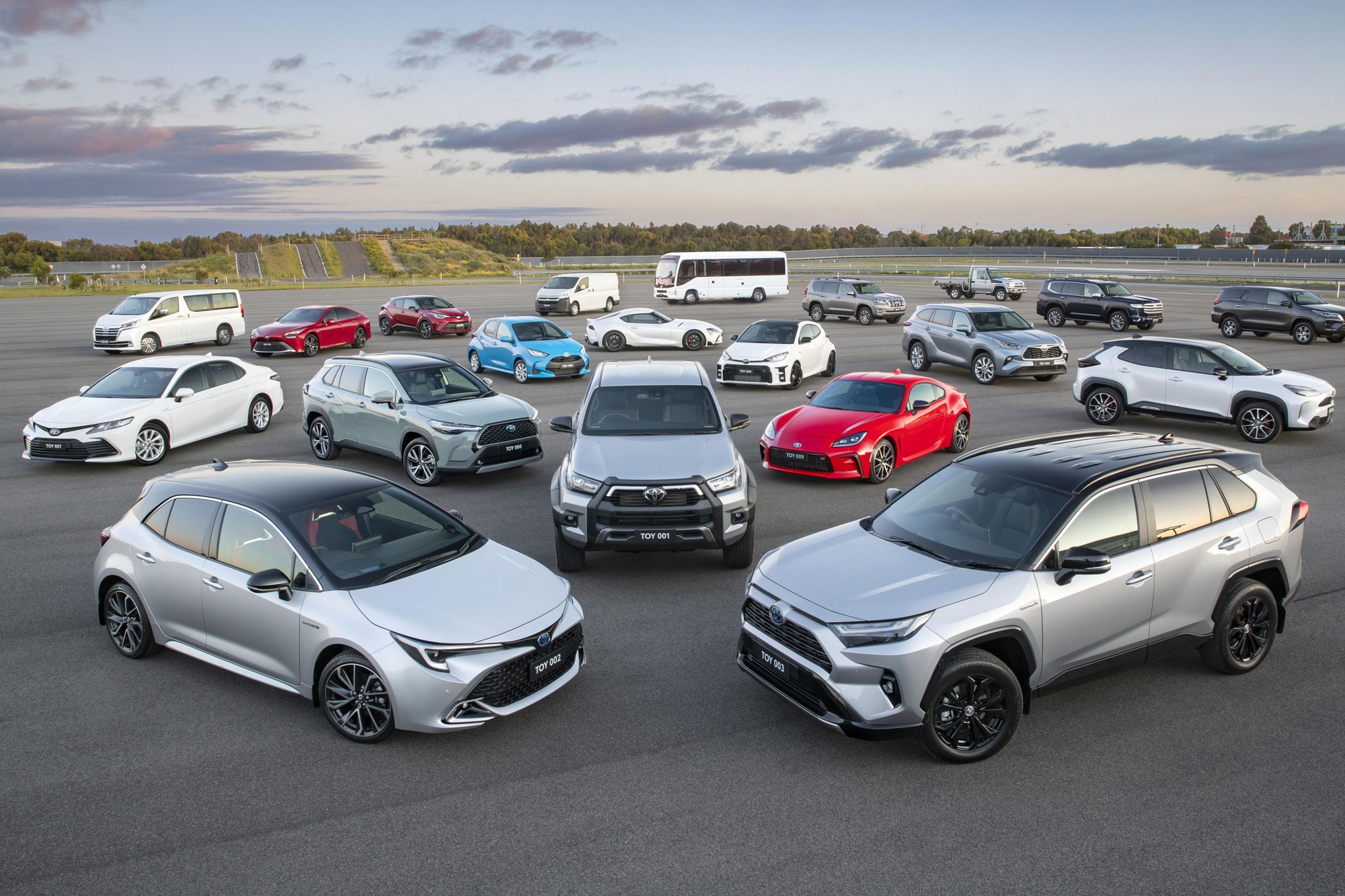 Toyota sắp đạt kỷ lục mới: Bán hơn 10 triệu ô tô trong năm 2023, xe hybrid tăng trưởng nóng- Ảnh 1.